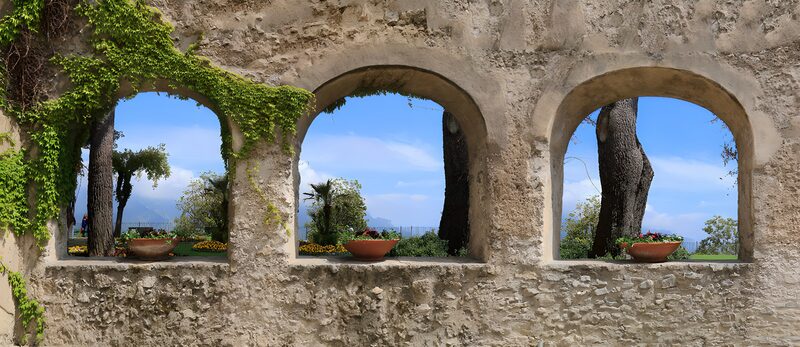 Ausblick durch historische Bögen