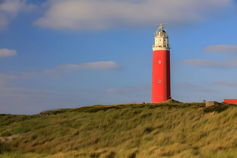 Leuchtturm im grünen Dünengras