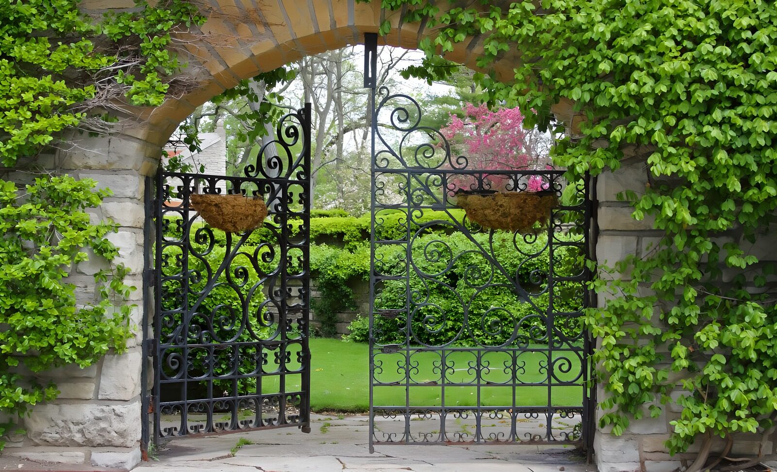 Harmonisches Tor zu einem grünen Garten