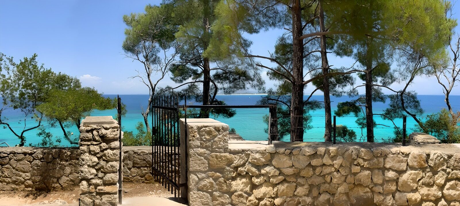 Blick auf das türkisfarbene Wasser