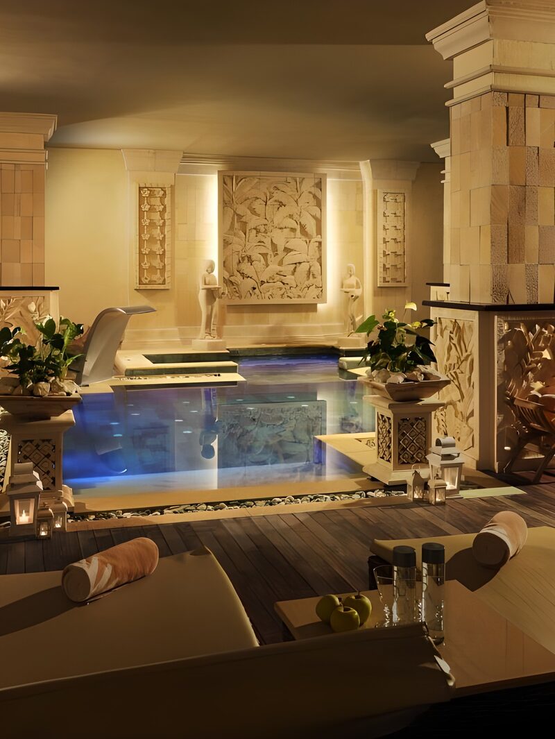 Luxuriöses Spa mit Innenpool und Skulpturen