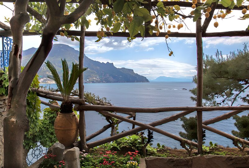 Aussicht auf das Meer und die Berge