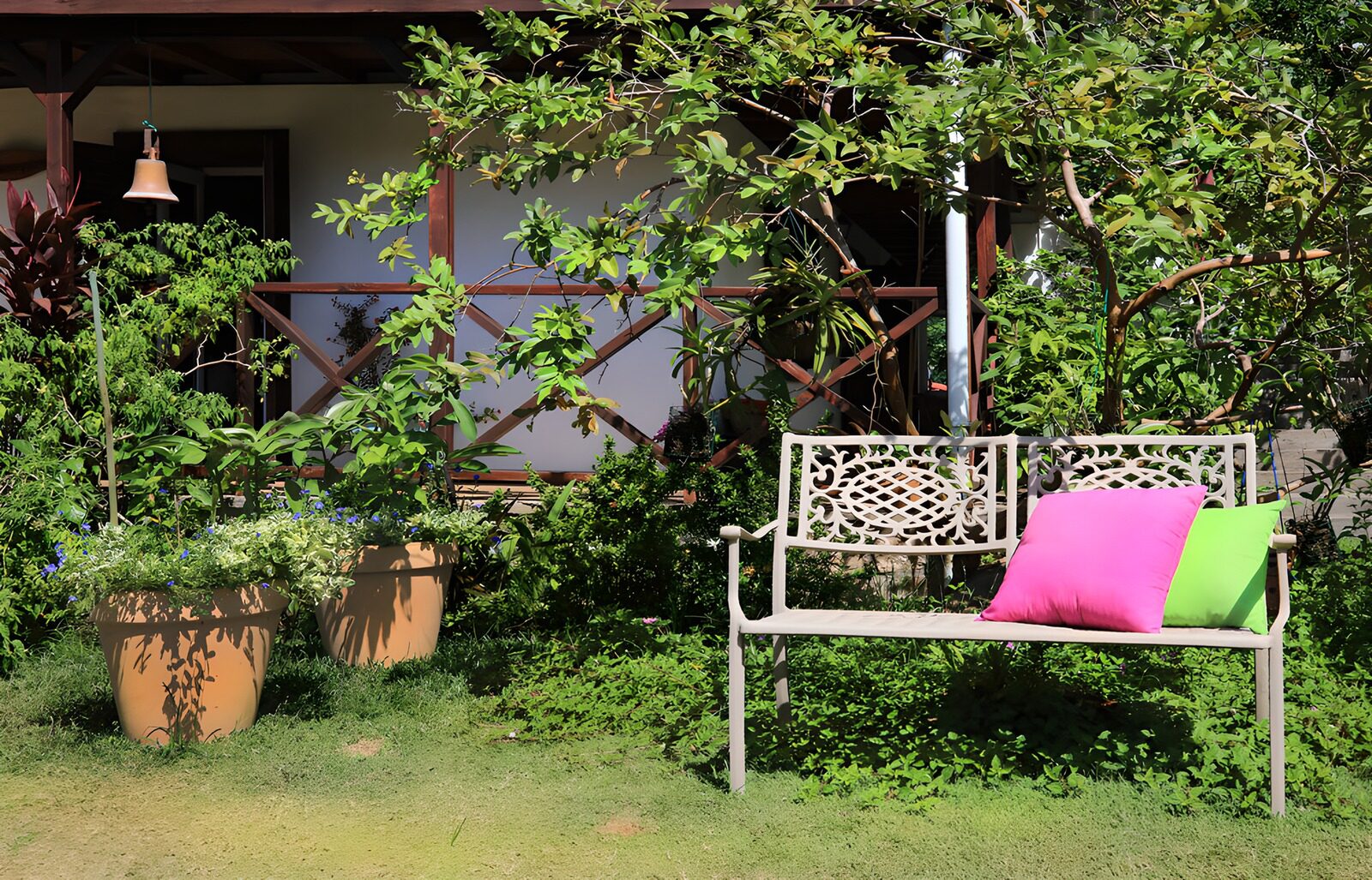 Bunte Bank in einem Garten