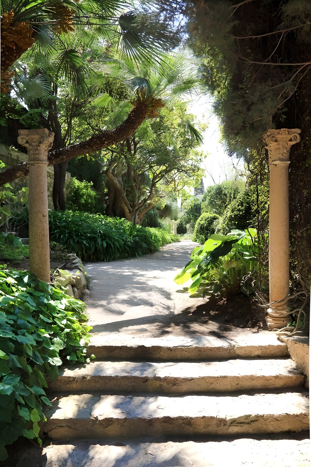 Gartenweg mit Säulen im Paradies