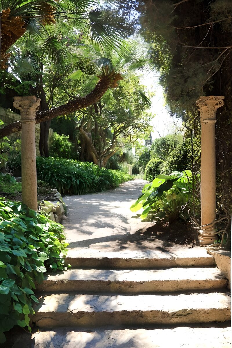 Gartenweg mit Säulen im Paradies