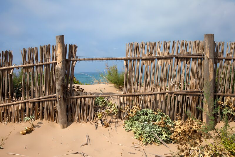 Zaun am Strand mit Meerblick