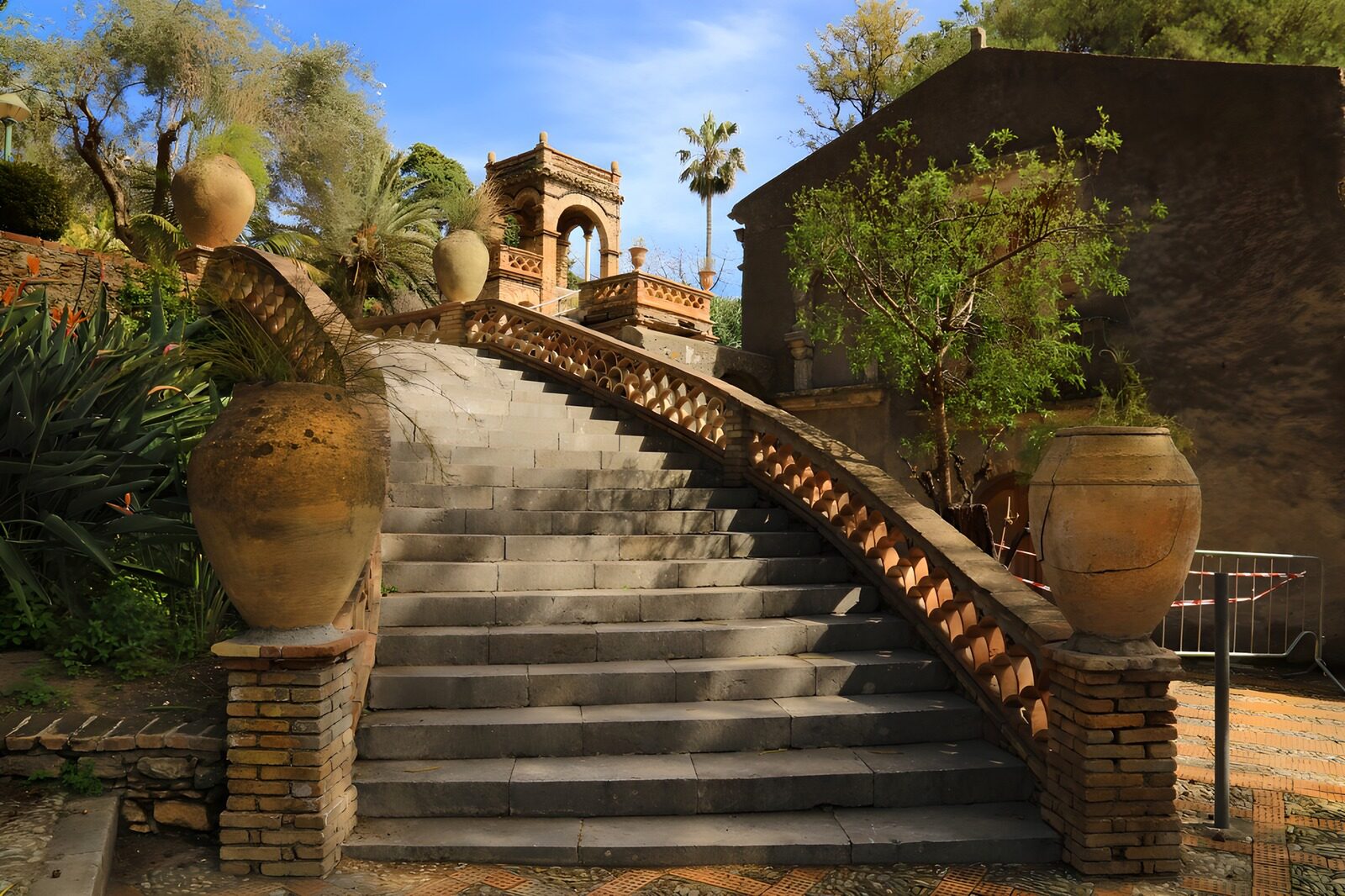 Elegante Treppe in einem historischen Garten