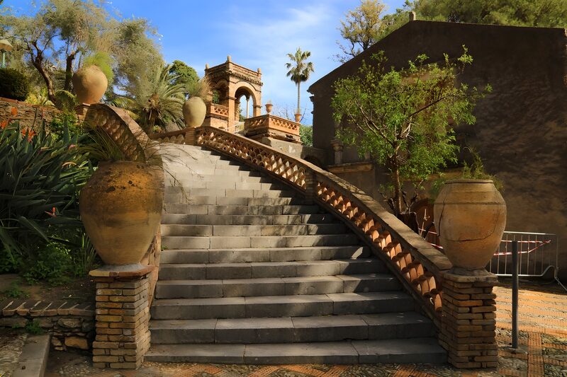 Elegante Treppe in einem historischen Garten
