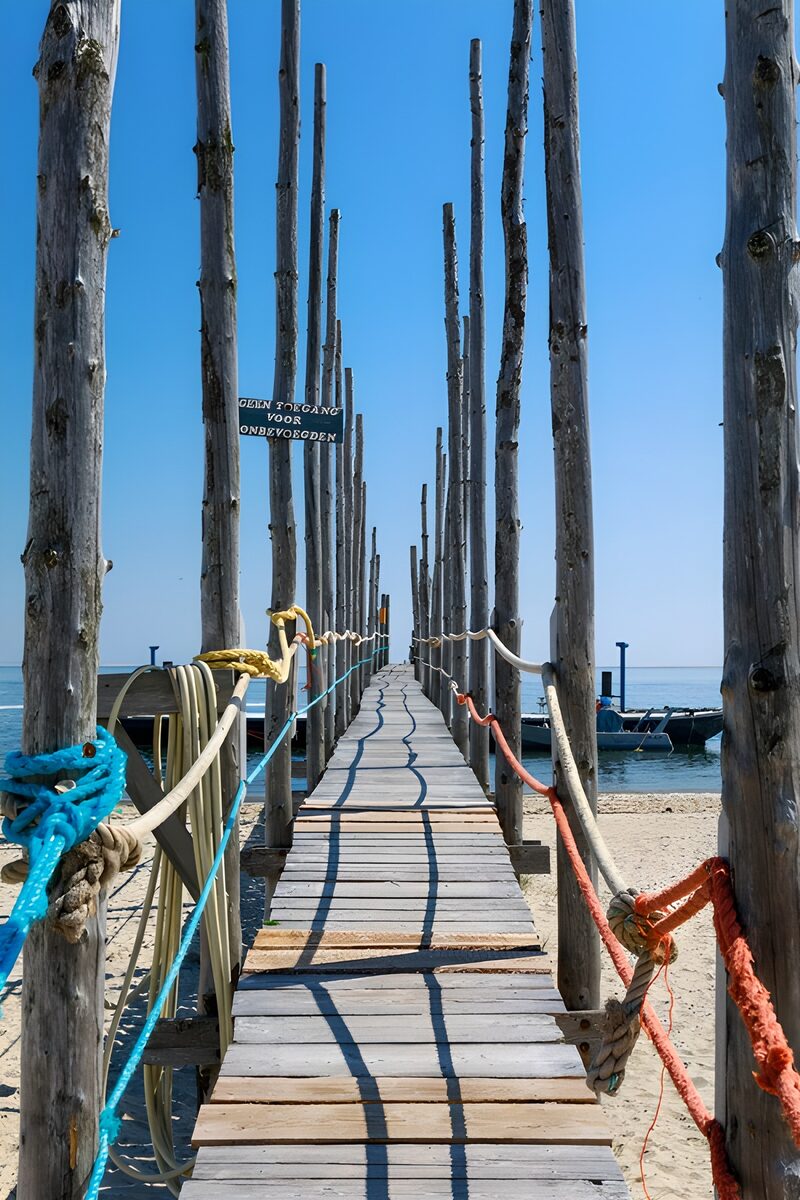 Holzsteg zum Wasser