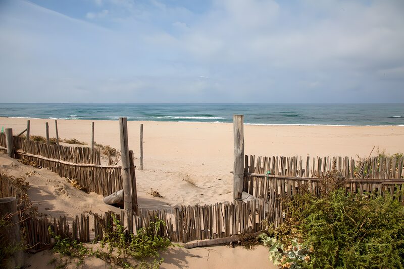 Ruhiger Strand mit Holzsichtschutz