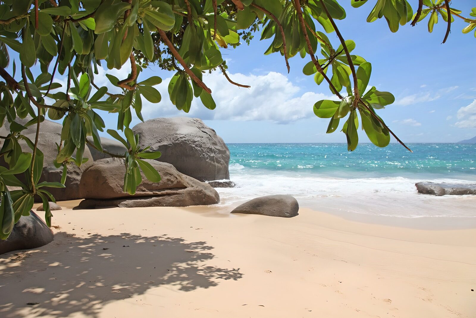 Paradiesischer Strand mit Felsen