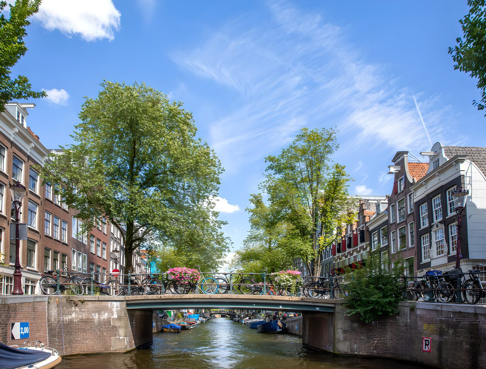 Amsterdamscher Kanal mit Brücke