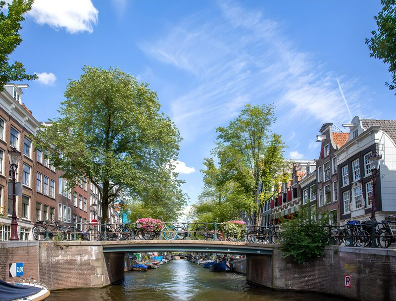 Amsterdamscher Kanal mit Brücke