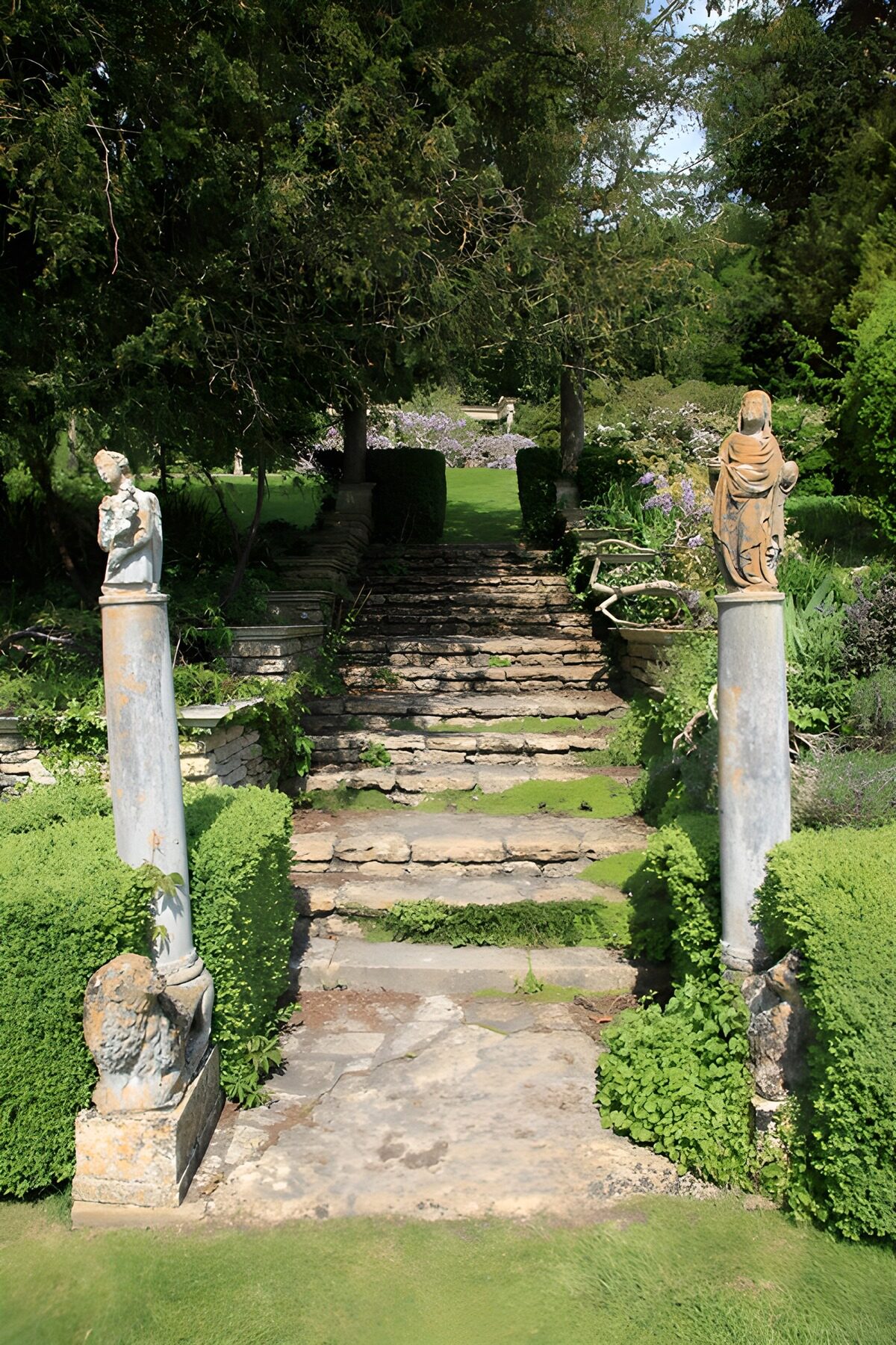 Märchenhafter Gartenweg mit Statuen