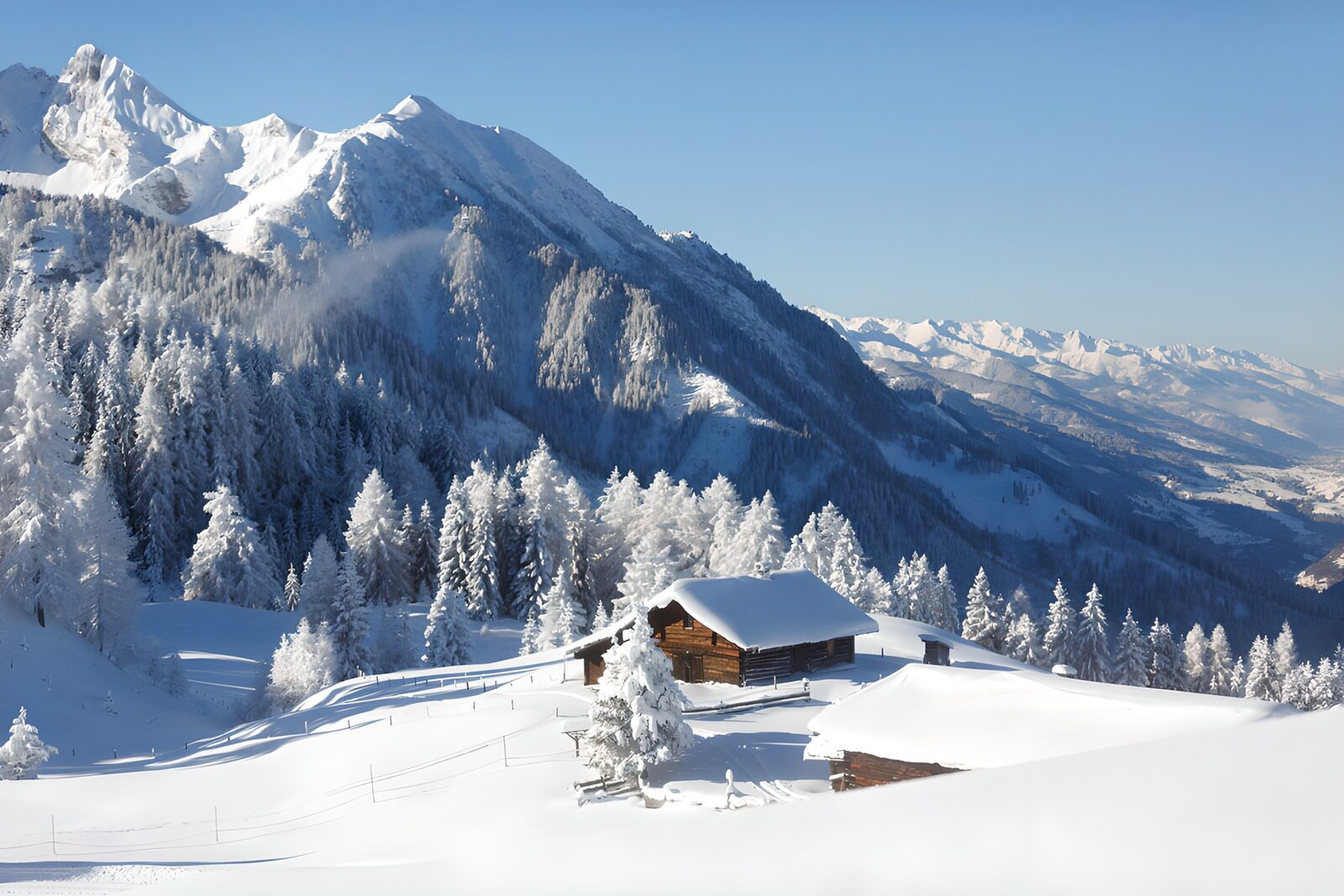 Winterlandschaft mit schneebedeckten Bergen