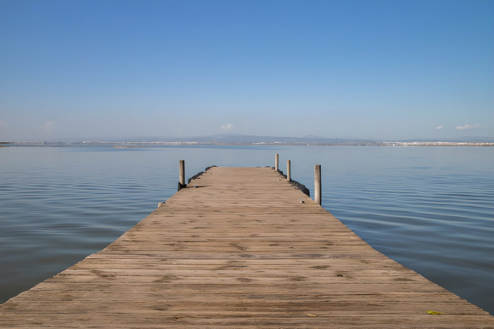 Holzsteg über ruhigem Wasser
