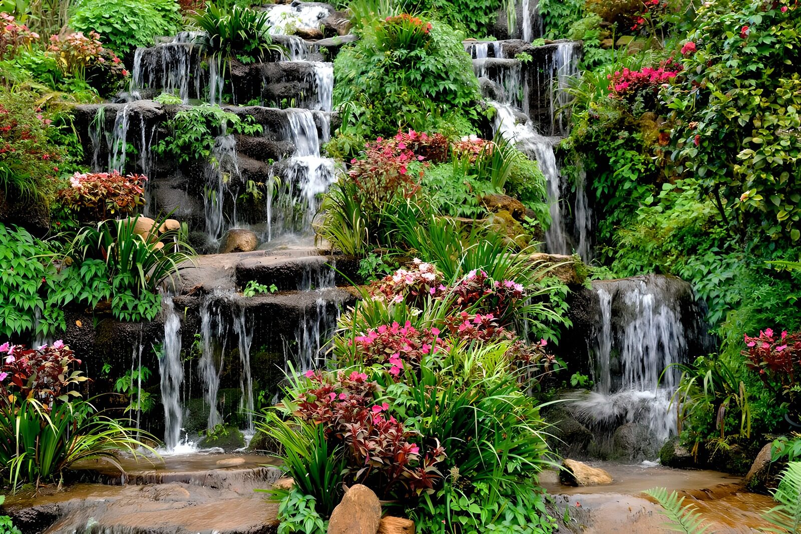 Malerischer Wasserfall mit Blumen