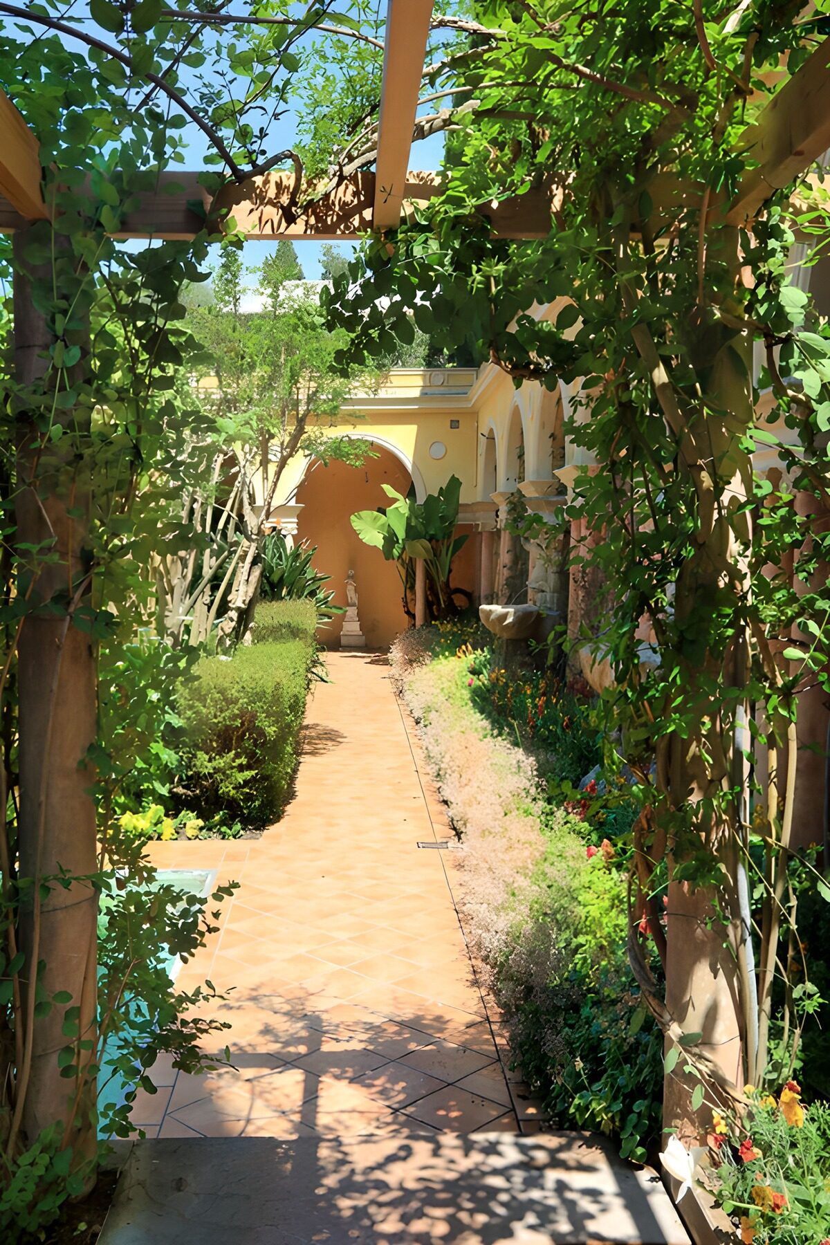 Blühender Gartenweg im Sonnenschein