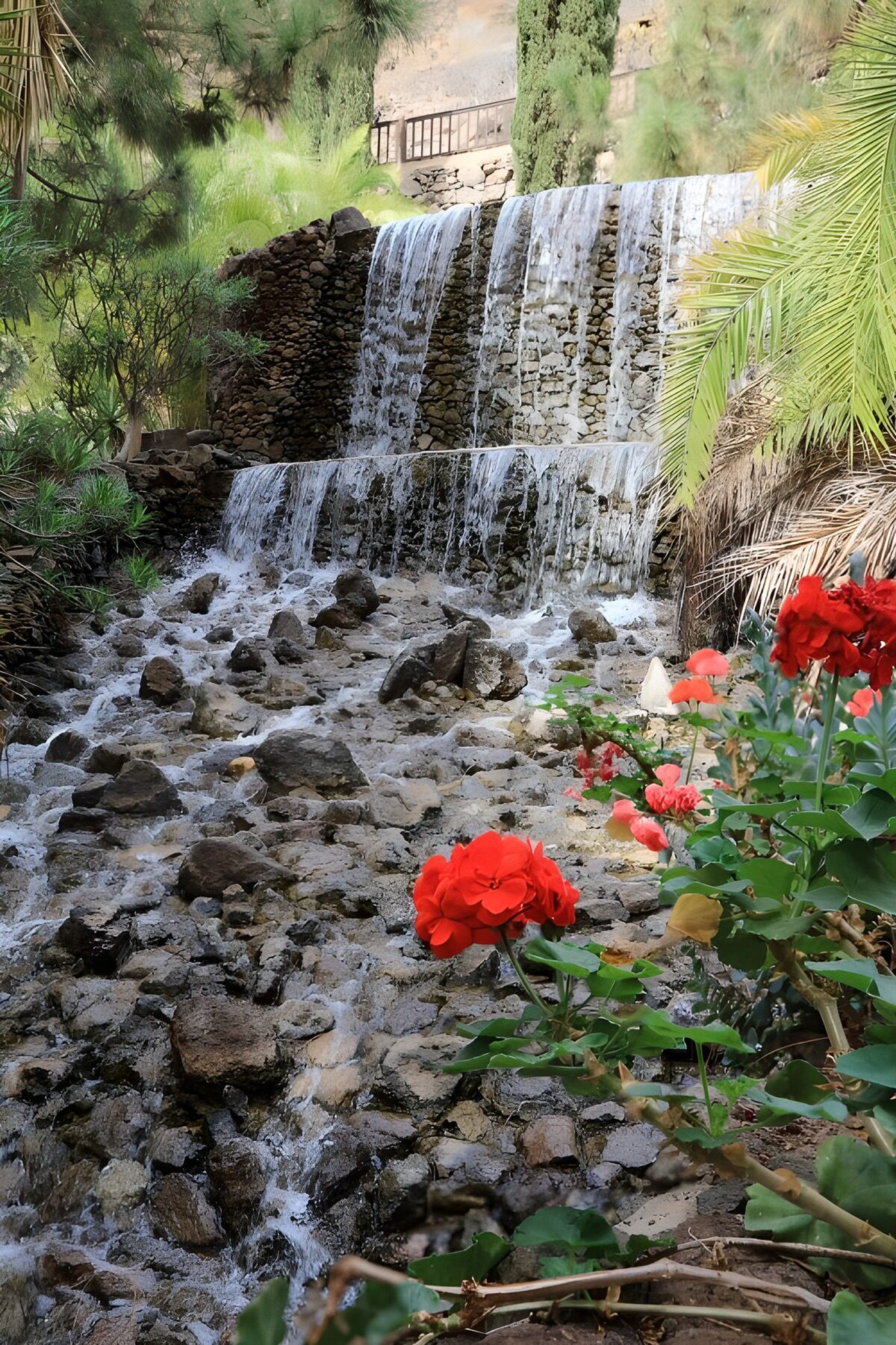 Sprudelnder Wasserfall im Garten