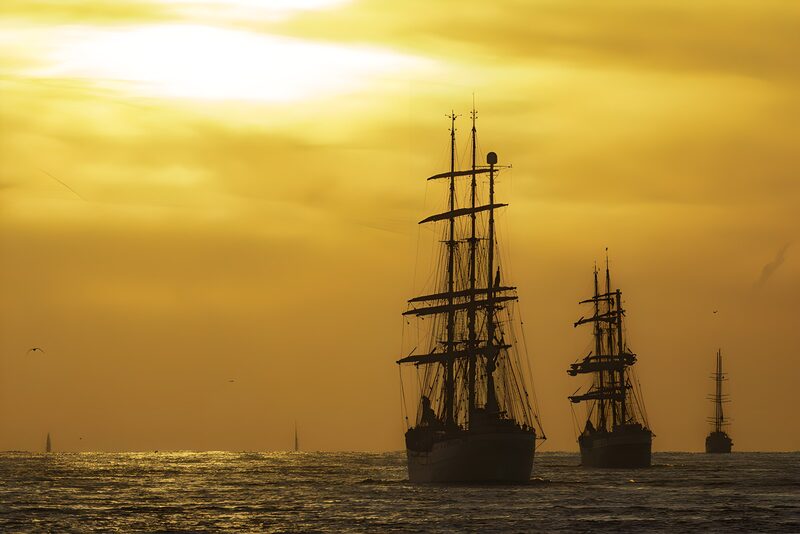 Segelschiffe im goldenen Sonnenuntergang