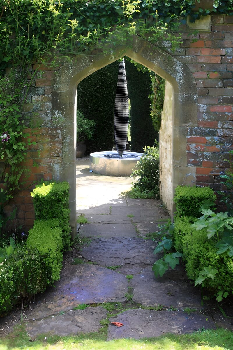 Torbogen zu einem blühenden Garten