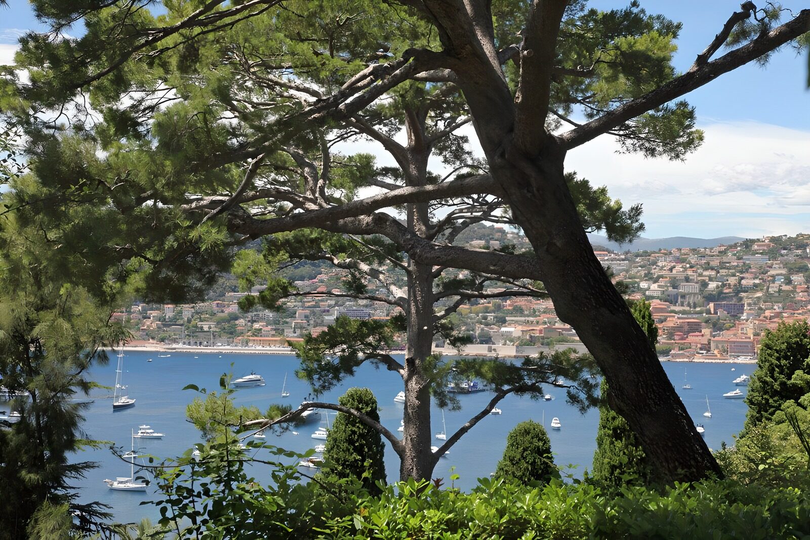 Aussicht auf die Küste und das Wasser