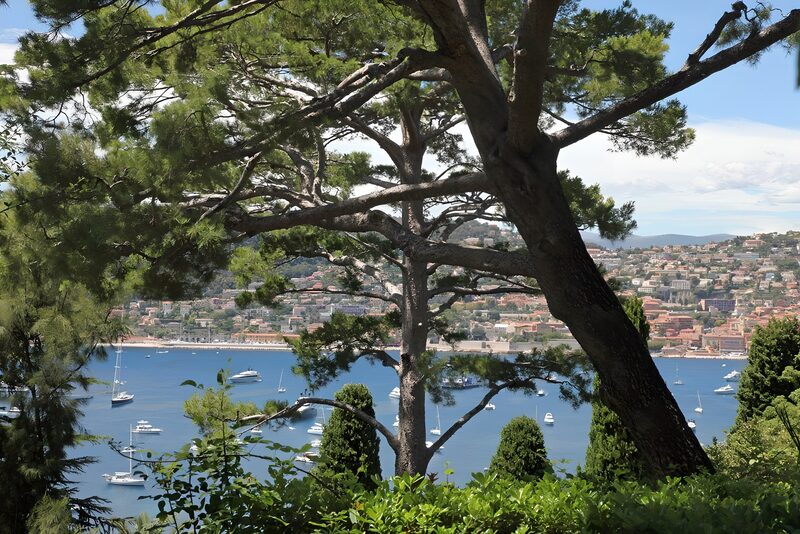 Aussicht auf die Küste und das Wasser
