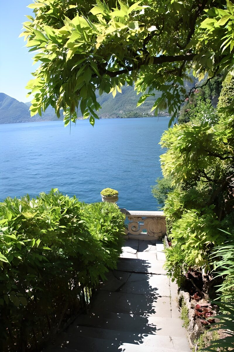 Schöne Treppe zum blauen See