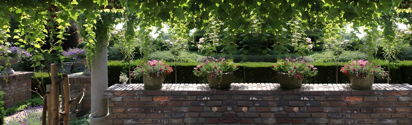 Blühender Garten mit Ziegelmauer