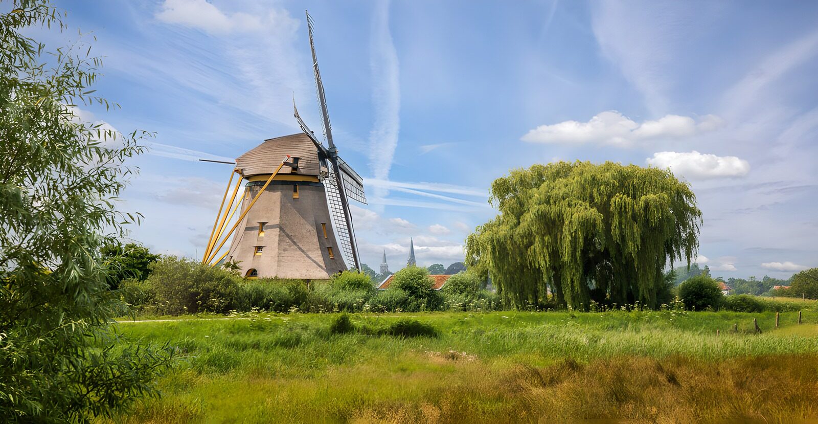Malerische Windmühle im Grünen