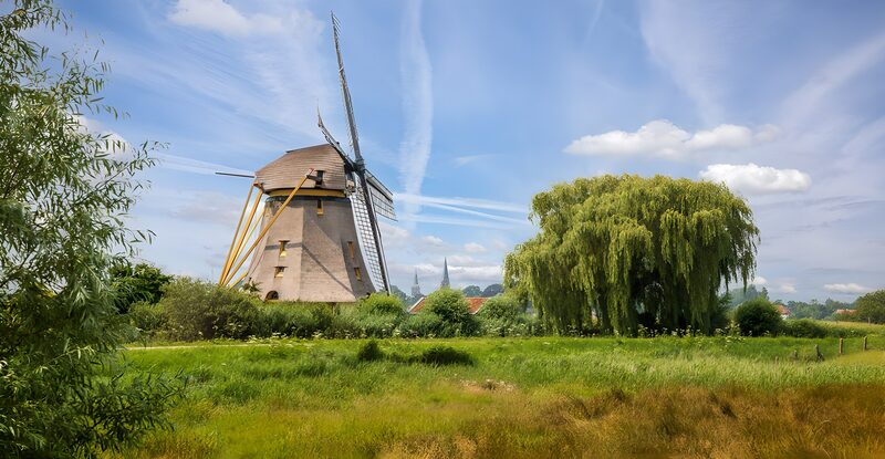 Malerische Windmühle im Grünen