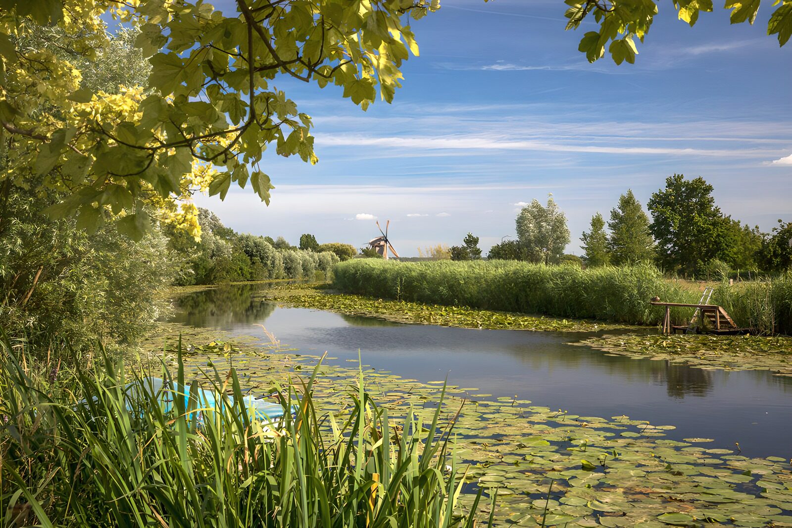 Idylle am Wasser mit Windmühle