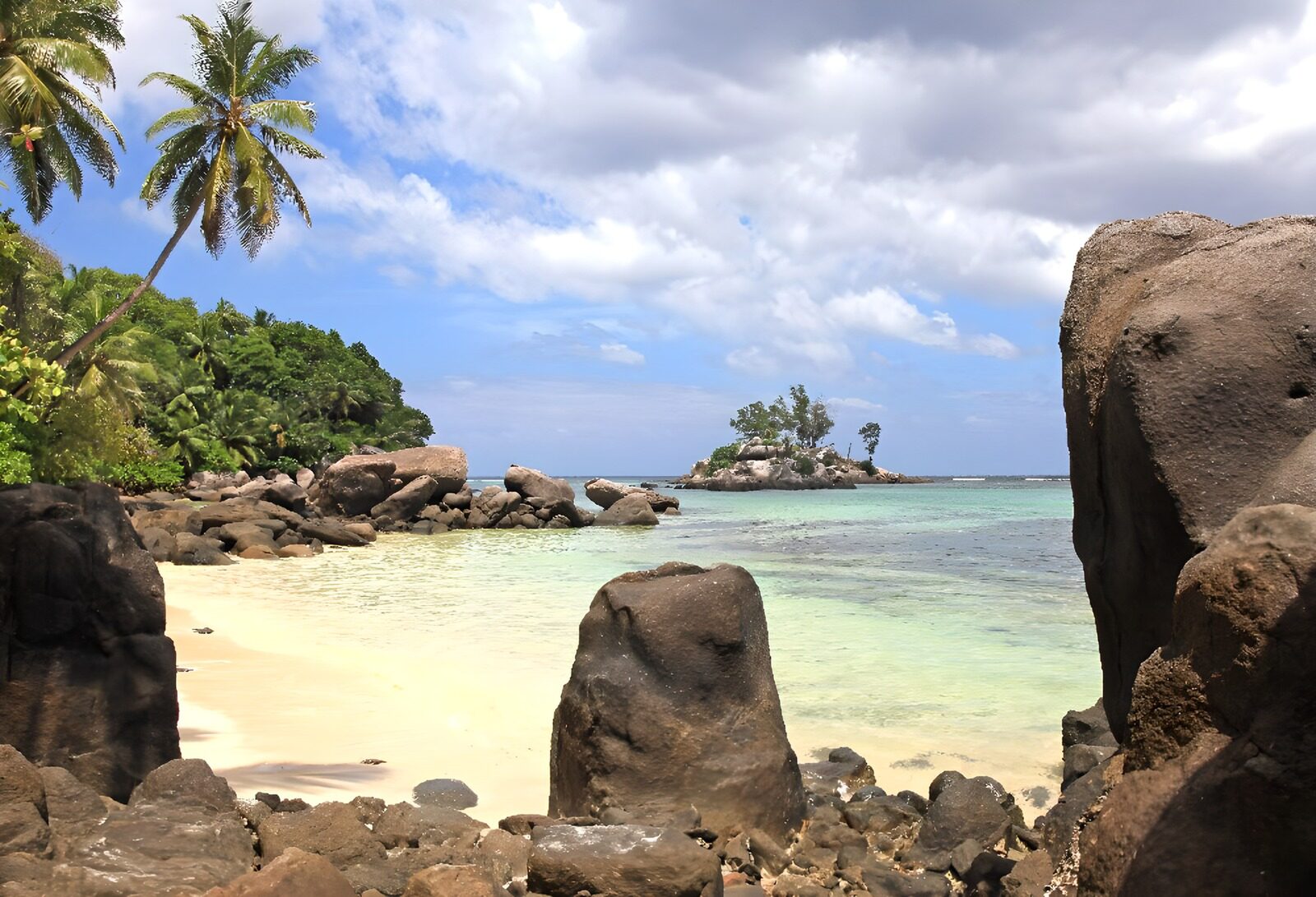 Traumstrand mit tropischer Landschaft