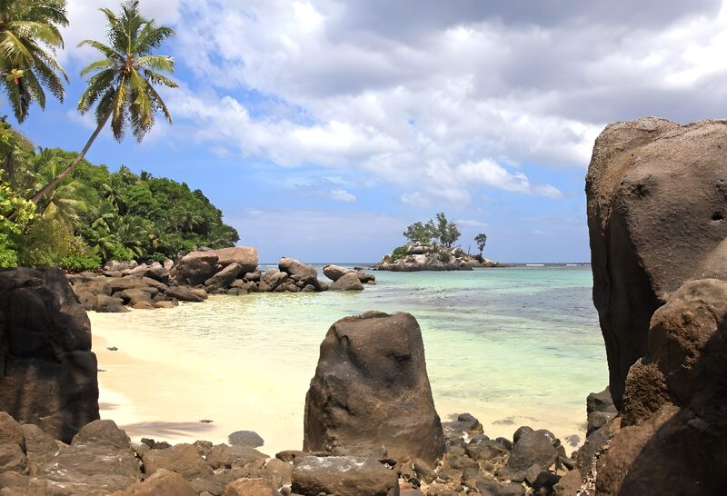 Traumstrand mit tropischer Landschaft