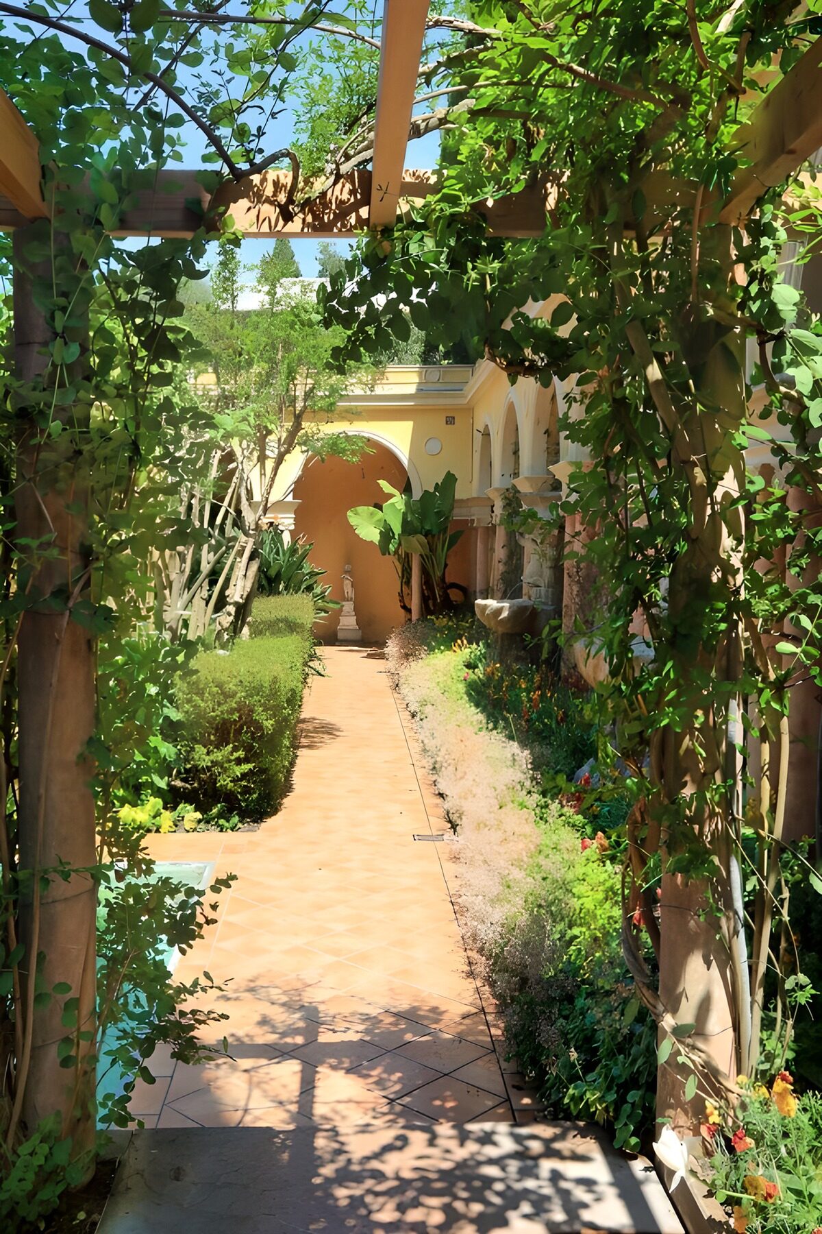 Grüner Gartenweg mit blühenden Pflanzen
