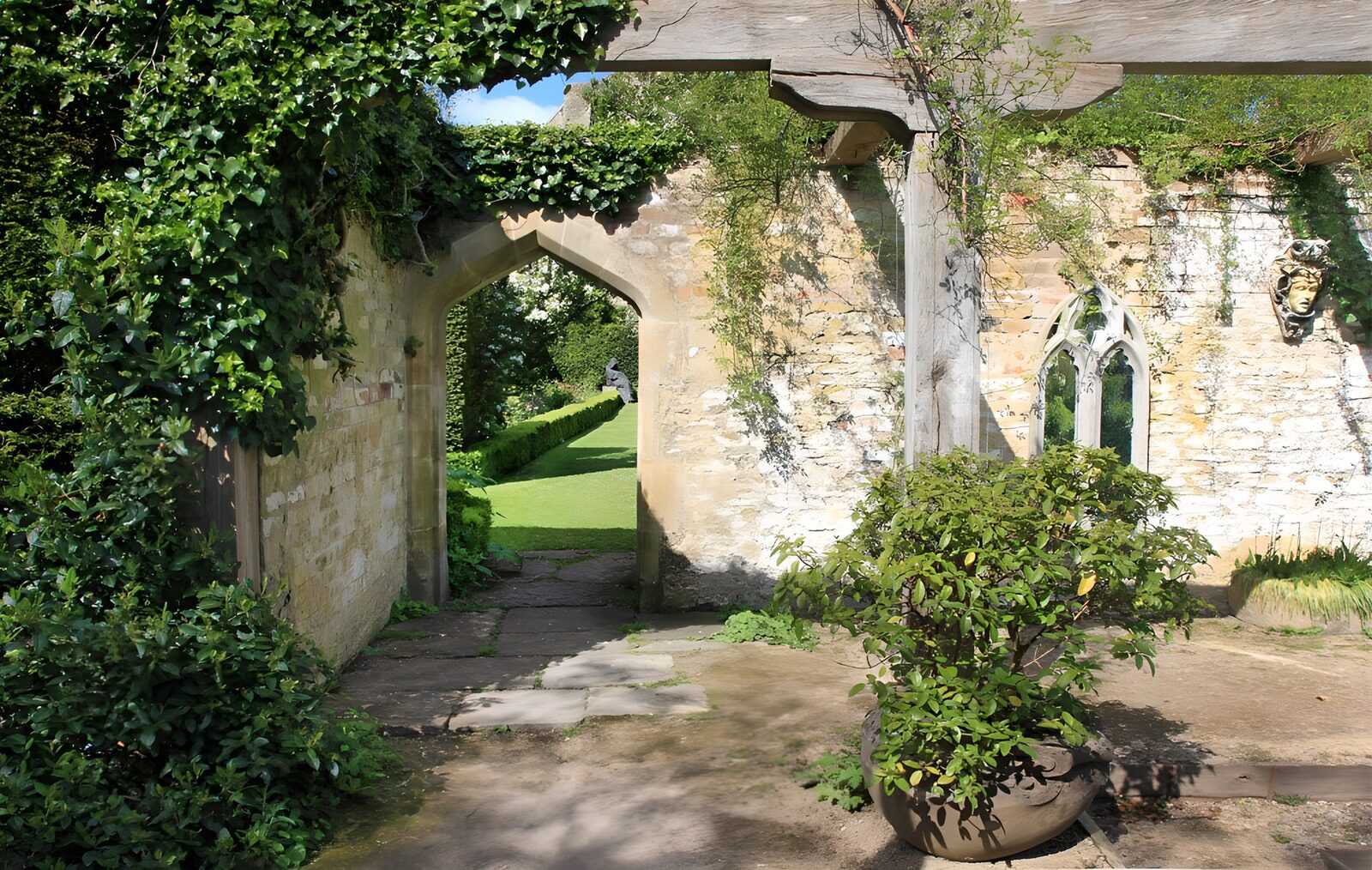 Eingang zu einem geheimnisvollen Garten