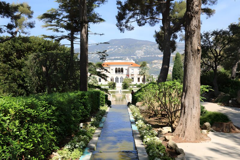 Prachtvoller Garten mit Villa im Hintergrund