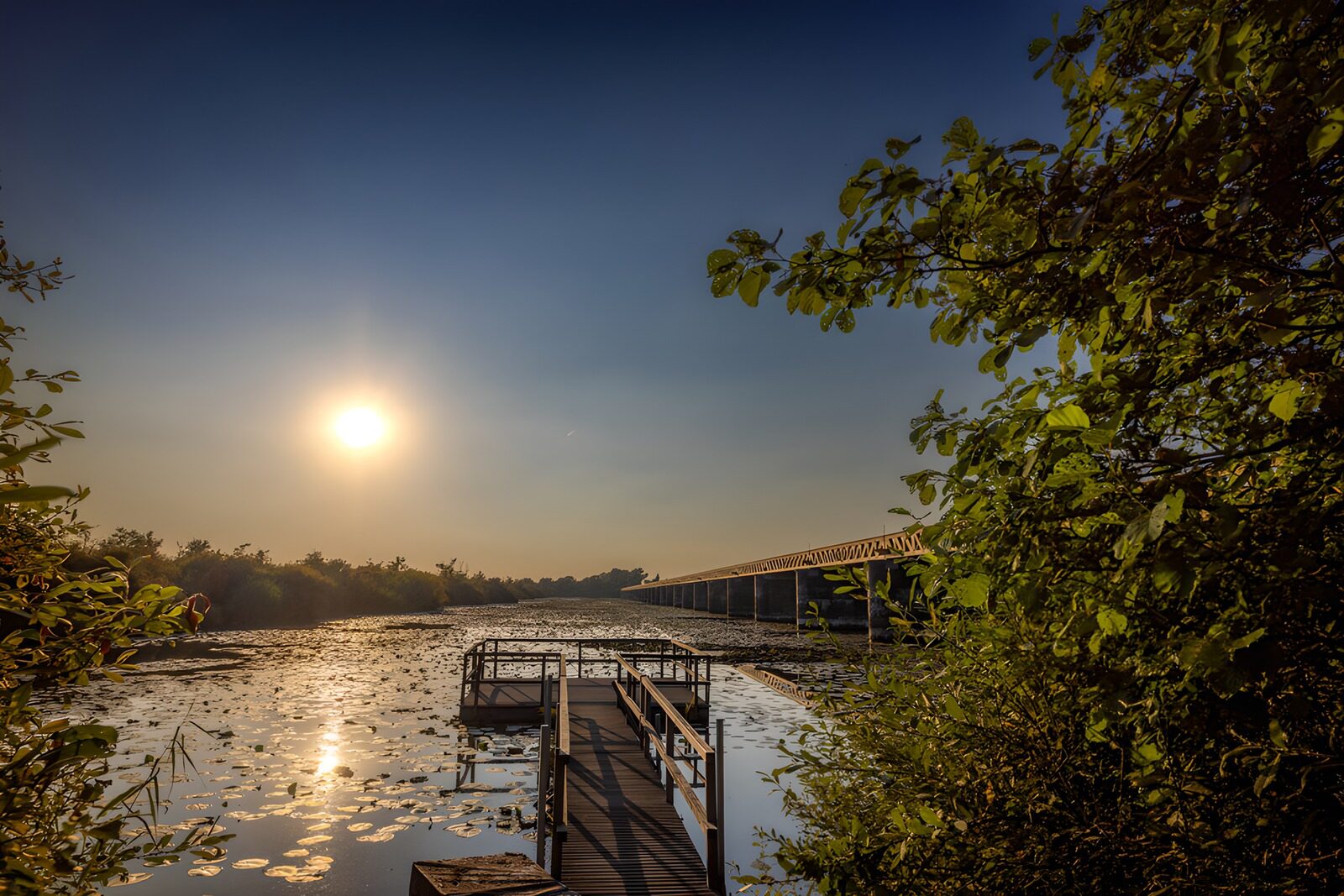Sonnenuntergang über dem ruhigen Wasser