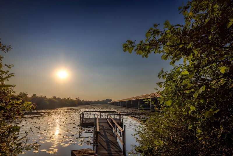 Sonnenuntergang über dem ruhigen Wasser