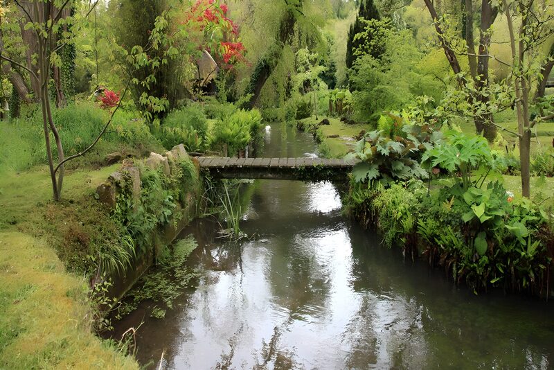 Ruhiger Garten mit Holzbrücke