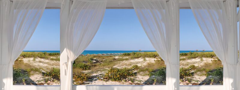 Blick auf den Strand durch ein Fenster