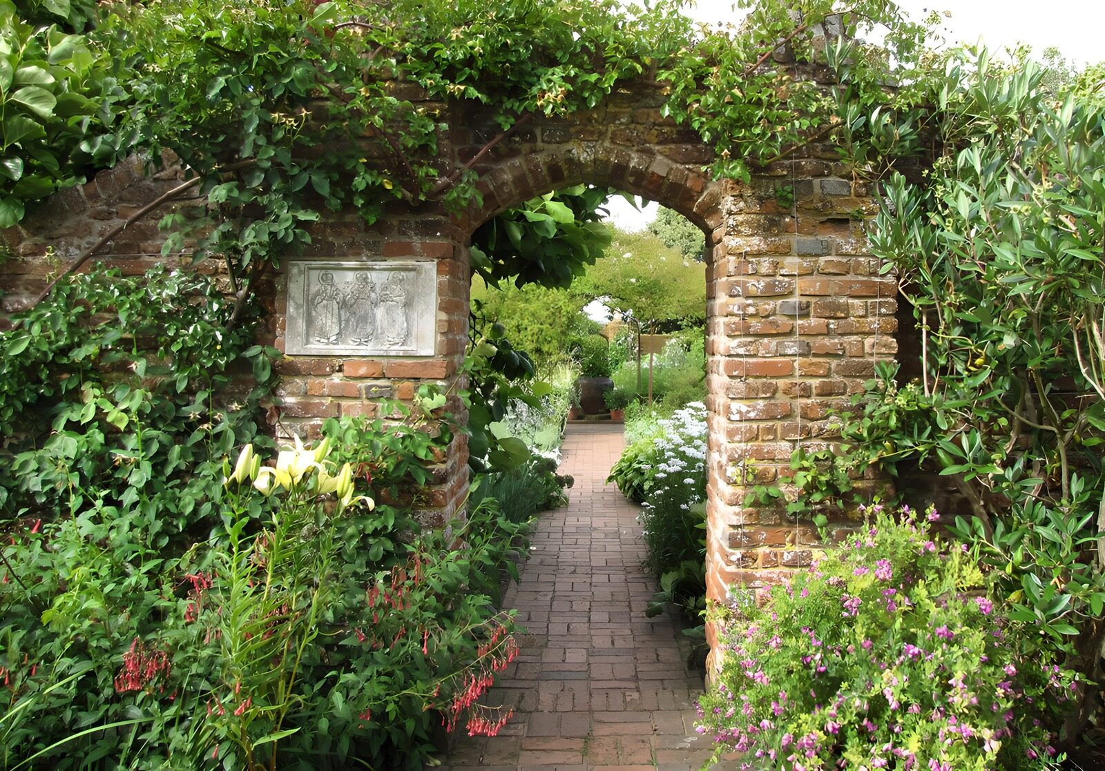Eingang zu einem malerischen Garten