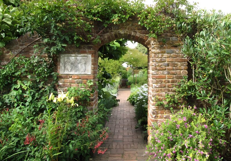 Eingang zu einem malerischen Garten