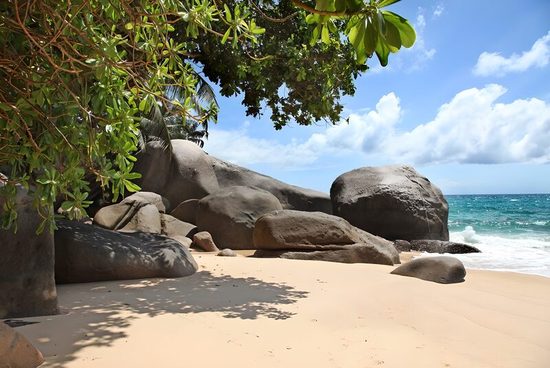 Paradiesischer Strand mit Felsen und Meer