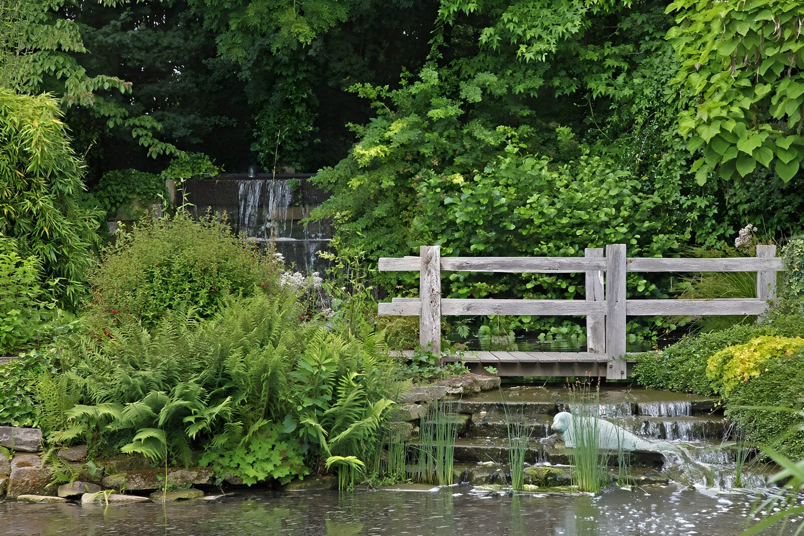 Idylle im Garten mit Wasserfall