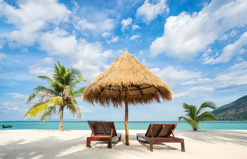 Tropischer Strand mit Relaxliegen
