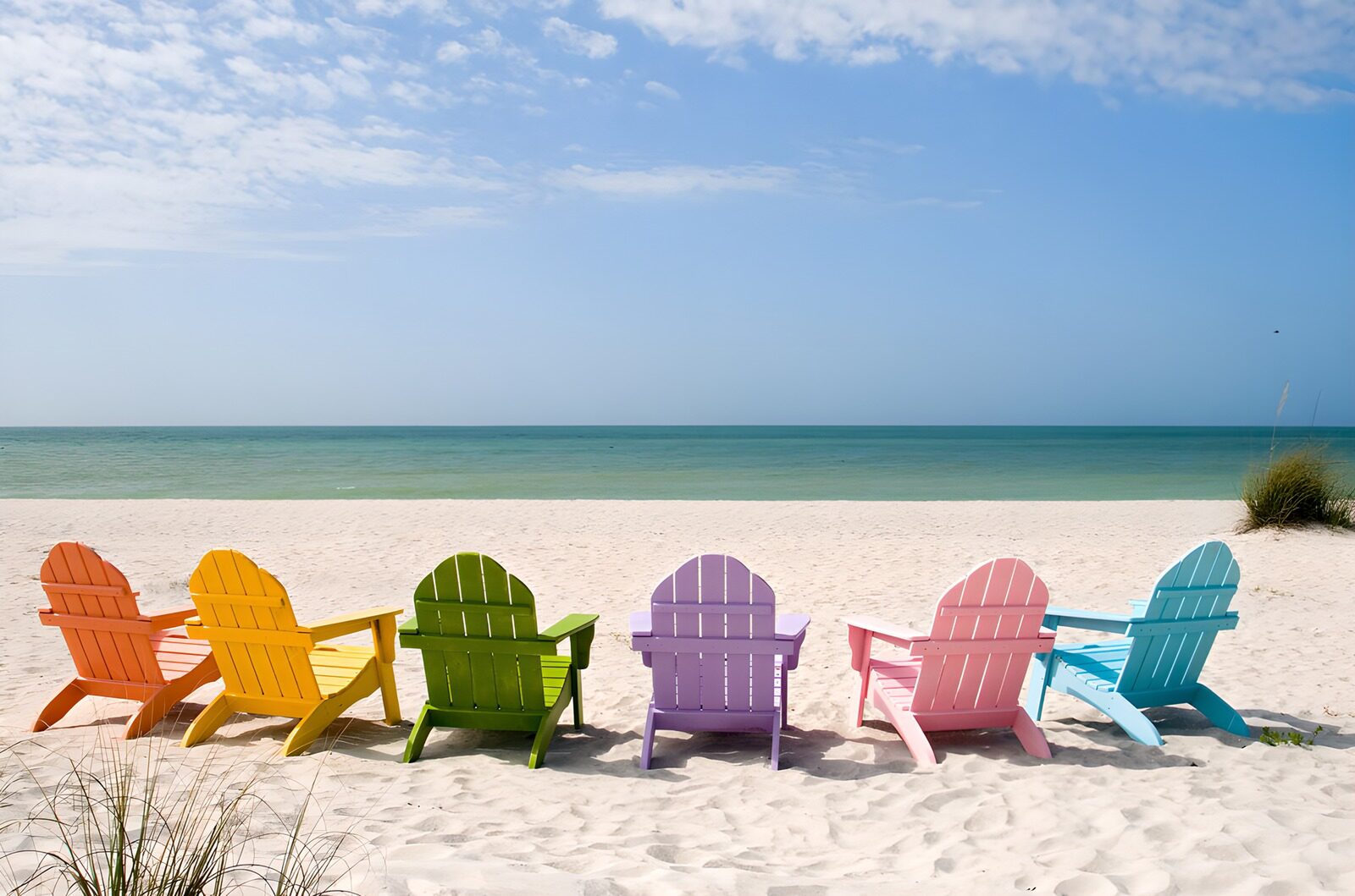 Bunte Liegestühle am Strand