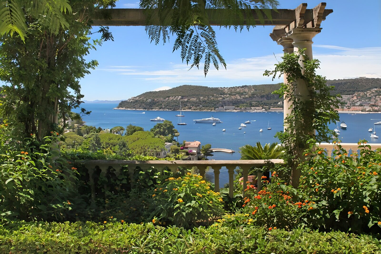 Blick auf die Bucht aus dem Garten