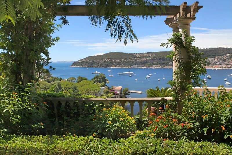 Blick auf die Bucht aus dem Garten