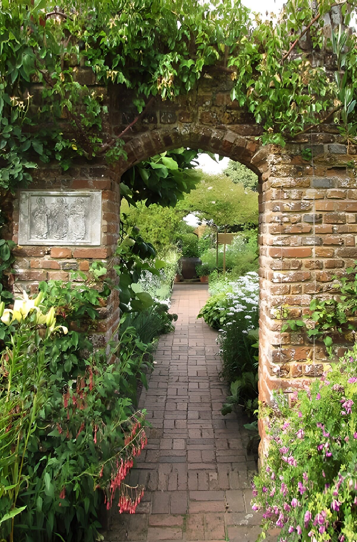 Verborgener Gartenweg durch eine Mauer